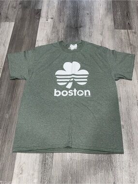 Chowdaheadz Boston Clover Graphic Tee Olive Green Short Sleeve, size L, NEW
